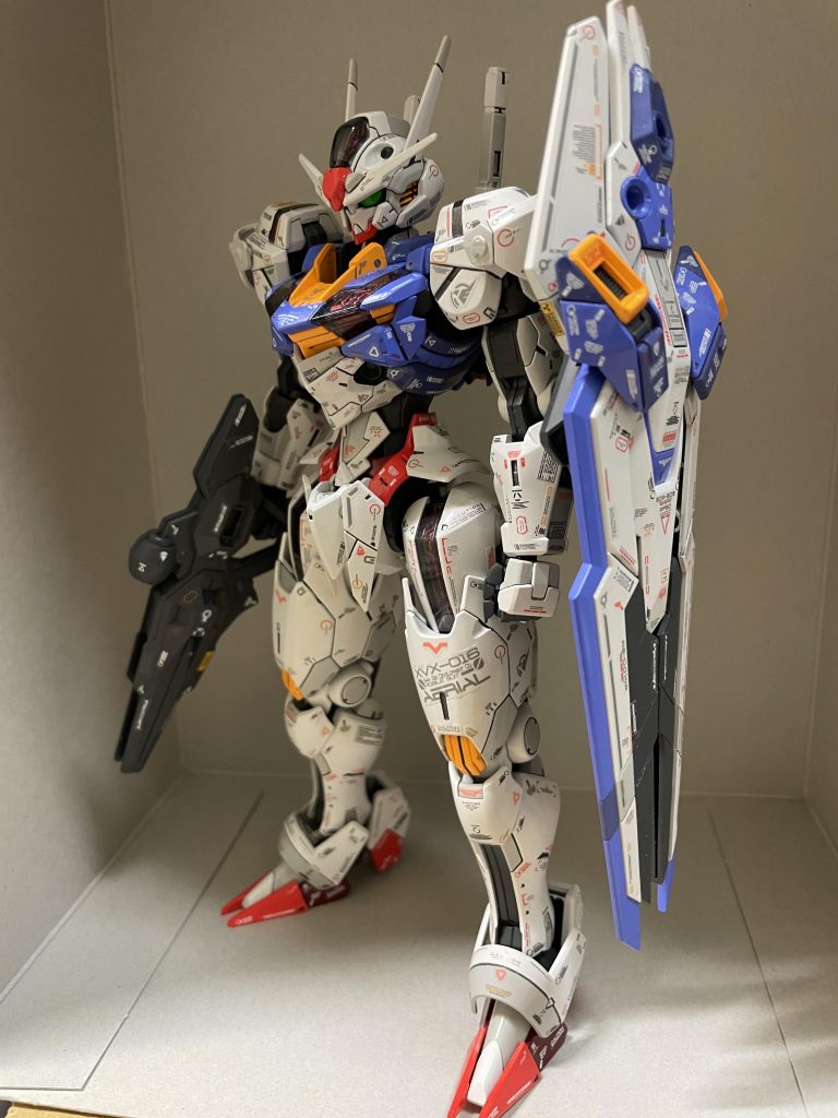 ちゃんと艶消しかけて終わらせないと...といいつつ完成品欄に載せちゃう。青はブライトロイヤルブルーと風群青黄色は橙黄色白はコールドホワイトグレーはニュートラルグレーⅡだったかな?赤はマーズディープレッドとマーズブライトレッドデカールを模様として扱う。に特化して現代らしい情報量突っ込みまくりな感じになりました。