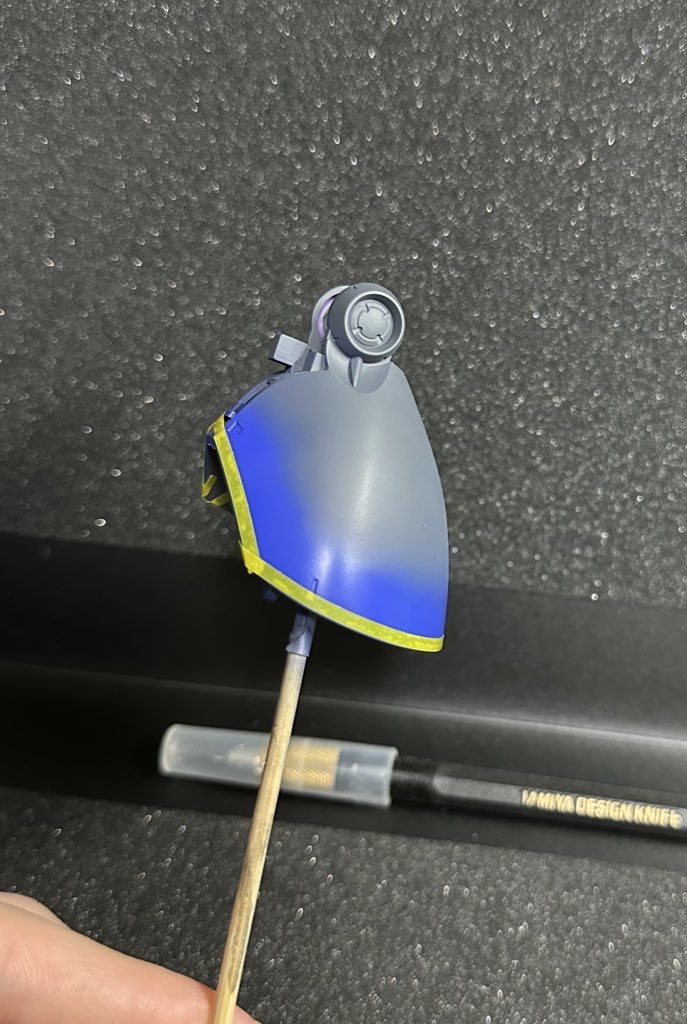 青いラインはマスキングテープでの塗り分けを実施。初めてやりましたが割と上手く行きました。