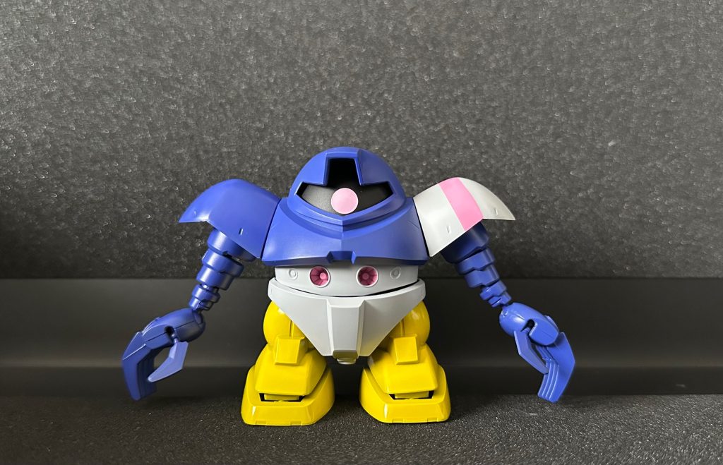 タキシードサム専用ゴッグ。片方のショルダーだけ白とピンクにして、帽子の感じをイメージしました。ペンギン風の塗り分けがそもそもいい感じに可愛い