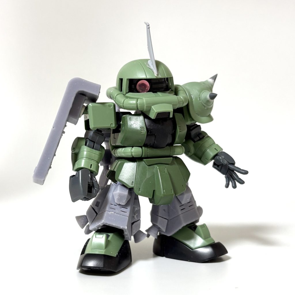 3Dモデリングしたパーツを仮組みした状態。グレーの部分がそれに当たります。そのほか、肩スパイクの延長・シャープ化や、ツノをビルダーズパーツから拝借して取り付けています。