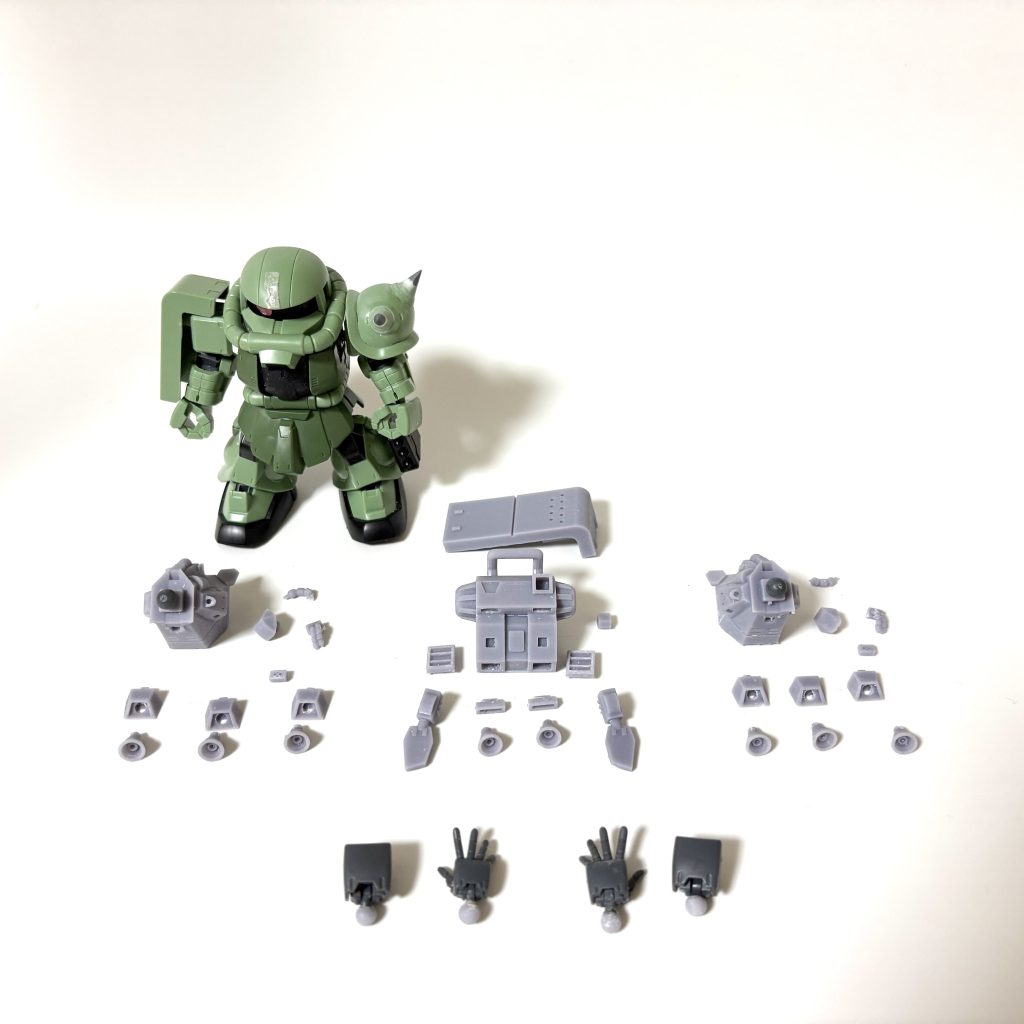 バラしてみるとこれだけのパーツ数になります。ぜんぶ出そろうまでに半月くらいかかったかなぁ。