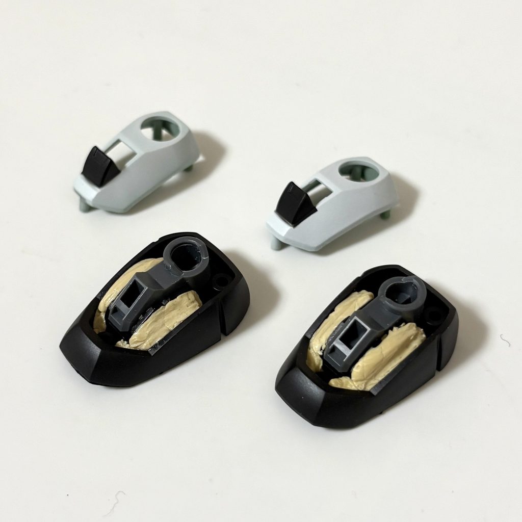 バックパックが重いので、重りになるように、足の内部にパテを埋め込んだところです。