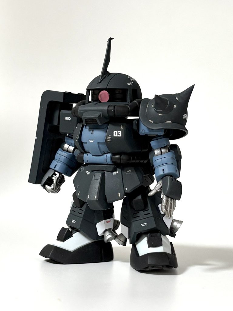 斜め視点から。各部位で面積が広いパーツ構成なので、間延びしないよう、デカールもうるさくならない程度に配置しました。やっぱり黒い三連星のカラーリングってめちゃくちゃカッコいい・・