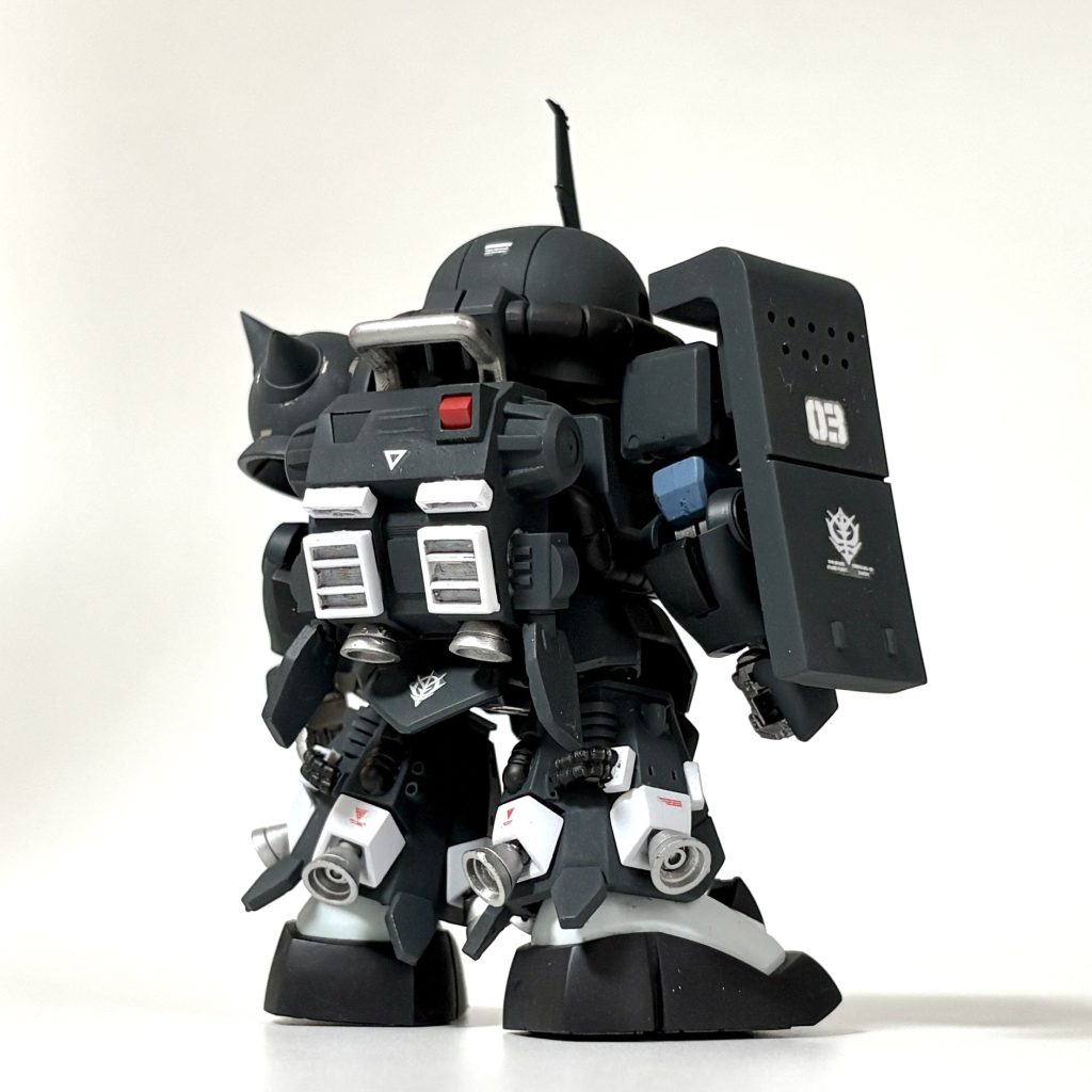 そして背面。高機動型ザクはやはり背面から見たくなりますね^^SD体系ながらぎゅっと凝縮されて良い密度感にまとめられたように思います。ちなみに、元キットでは肩部シールドが短く、中身がスカスカだったため、こちらも3Dモデリングで作成しました。