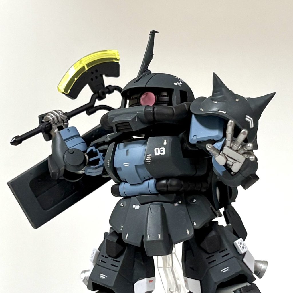 んばっとヒートホークを構えて。元キットでは手首が異様に大きく、肉抜きも目立つため、「ビルダーズハンド」にコンバートできるように改修しました。表情が付けられていい感じ♪