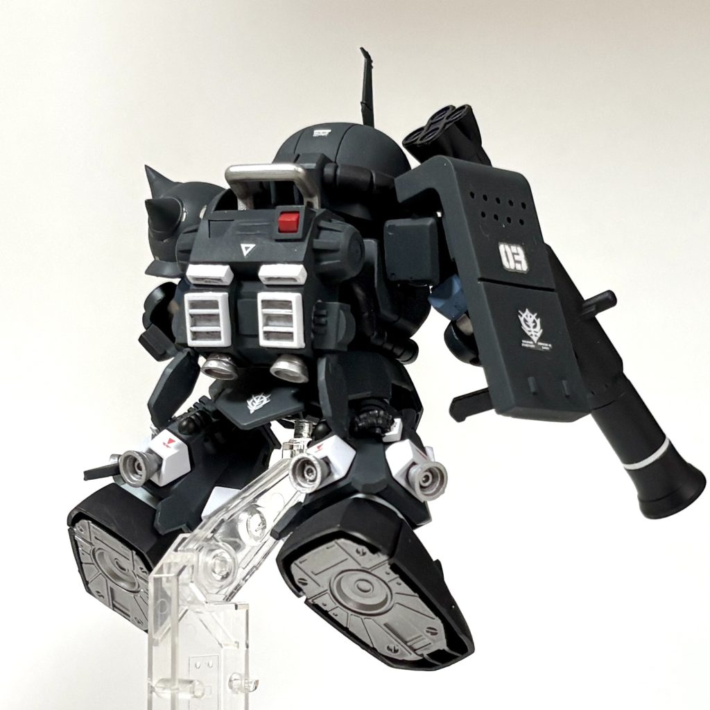 ザクバズーカを携えて。やはり背面からの火力マシマシのこの角度がば映えますね✨元キットの時点で足裏モールドが入っており、塗分けたことでよりリアルになりました。