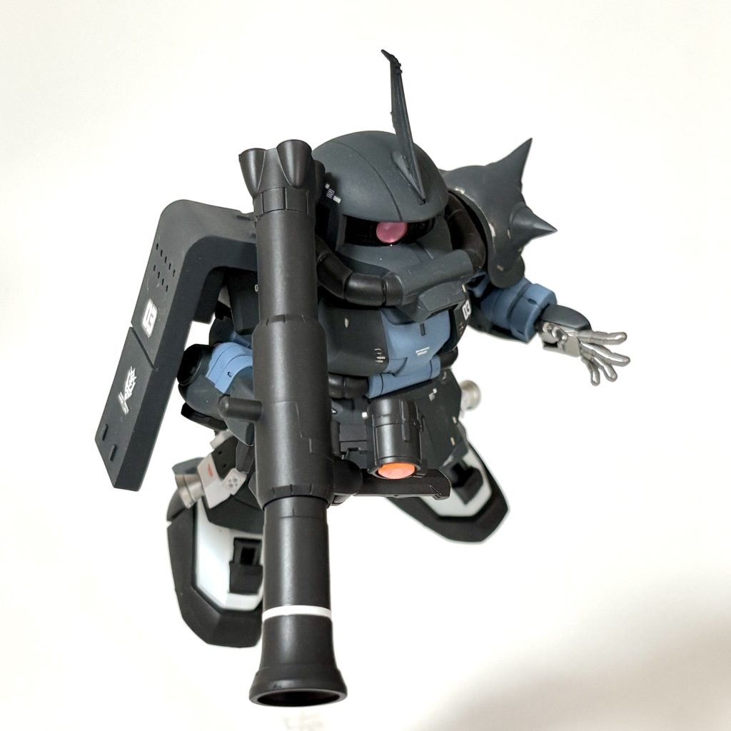 別角度から。ザクバズーカは白いラインデカールで装飾し、カメラ部をHアイズ化しています。