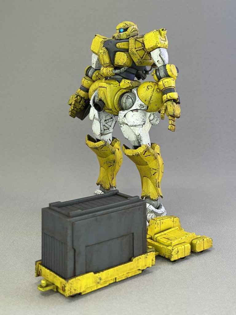 コンテナ到着。コンテナとトレーラーはメカニカルチェーンベースから。