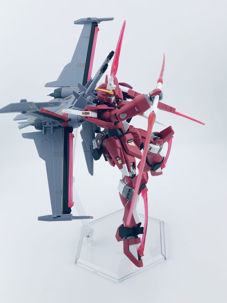 この横からのアングルが、個人的には好みです。あまり素組みのままでプラモデルを飾らないんですが、この子は写真の状態でしばらく飾ろうかな、と思っています。最近のプラモデルは完成度が高くて加工不要ですよね……。