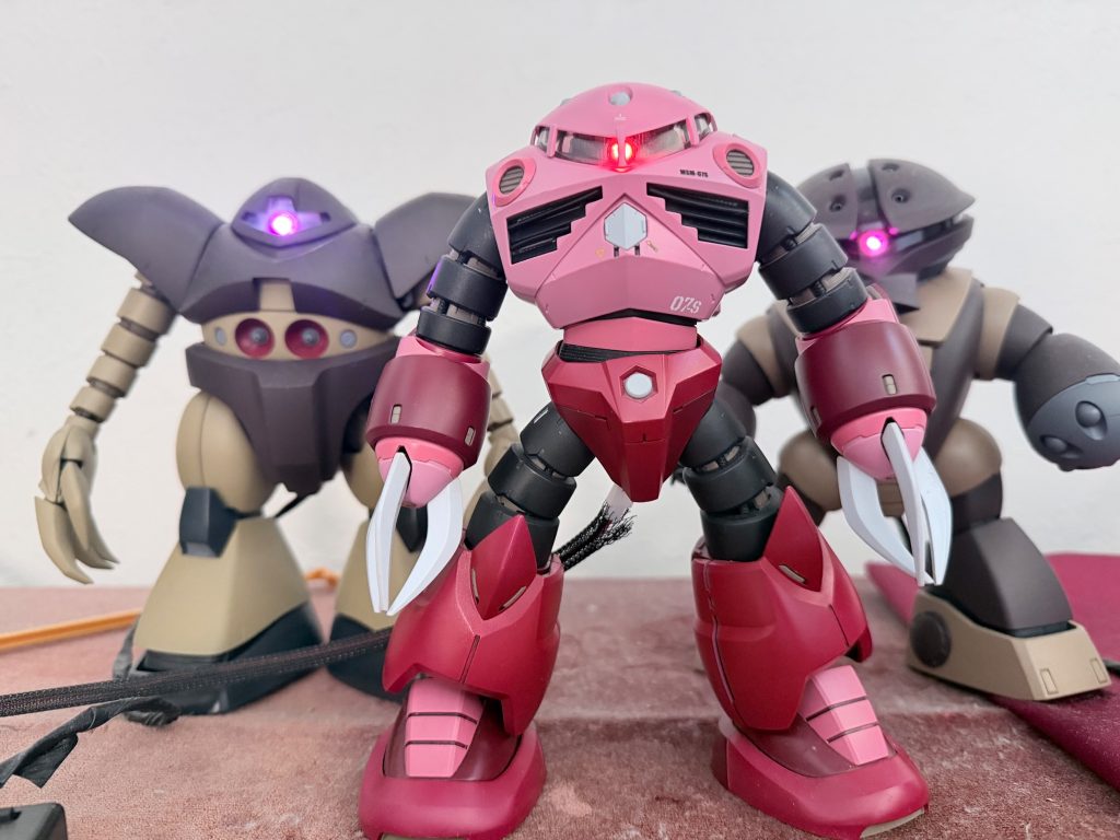 お仲間とのスリーショットです。哀戦士のポスター感を出してみました。