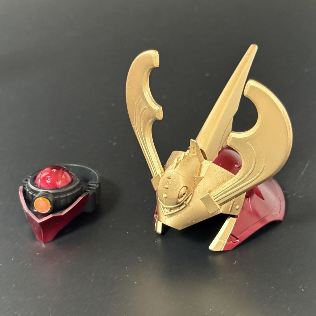 兜は着脱式に改造。モノアイをHアイズ化したほか、コクピット部分をキャンディ塗装で塗分け。