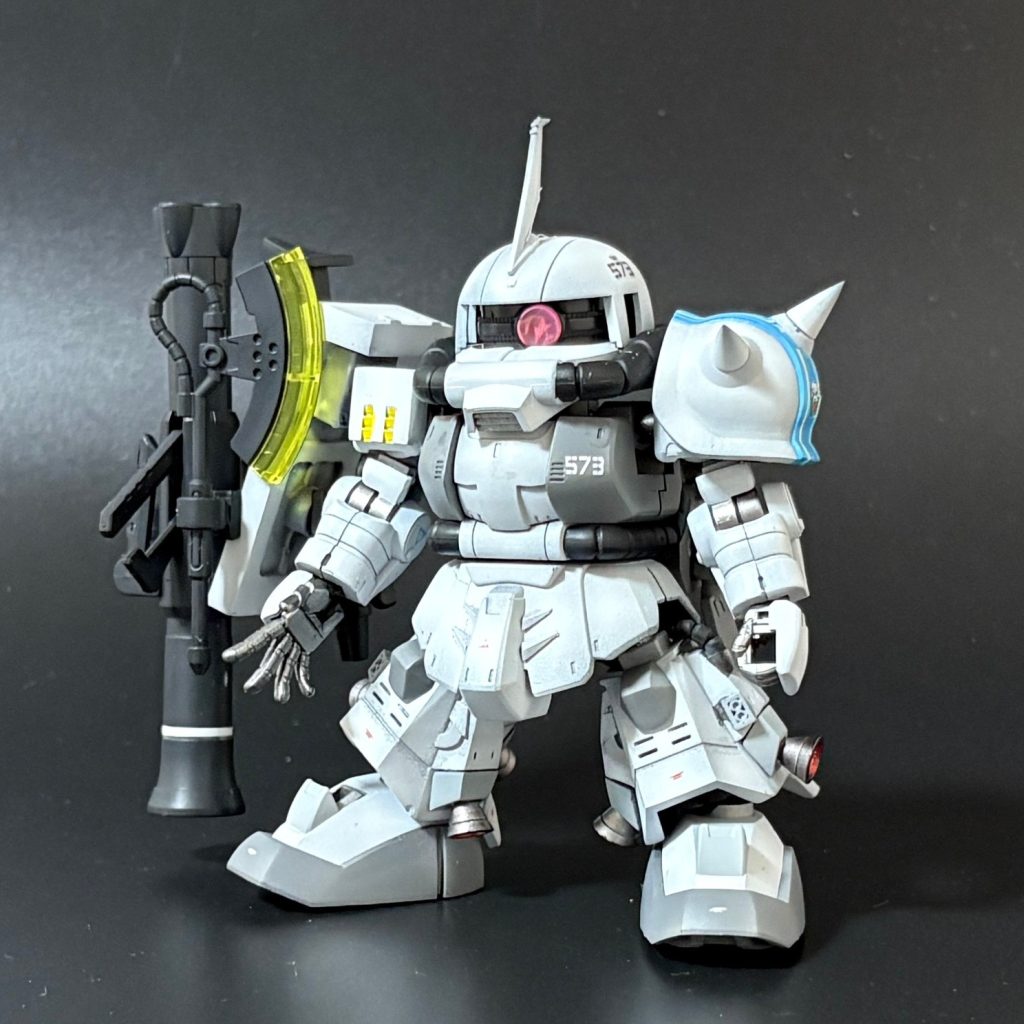 まずは前面から。HGUCのレビュー記事などを参考に、武器類のシールドラックを是非やってみたかったのでチャレンジ。ボリュームアップし、なかなかの見ごたえになりました。印象的な右肩モールドは3Dプリンタによる出力です。また、右肩アーマーも丸ごと3Dプリンタ出力です。