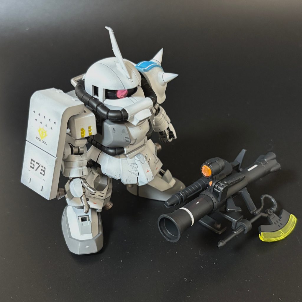 肩シールドは丸まる3Dプリンタによる新造。特徴的な「573」マーキングを施しました。