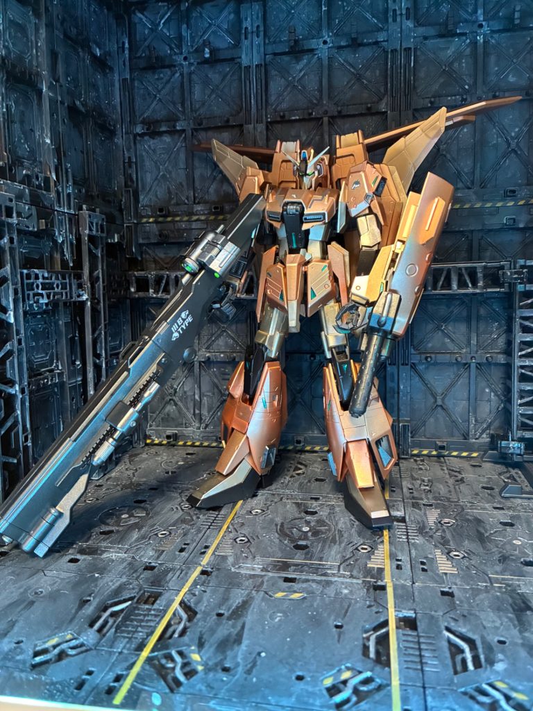 グレイゼータで特徴的なライン部分は省略して、二種類のゴールドで塗り分けました。