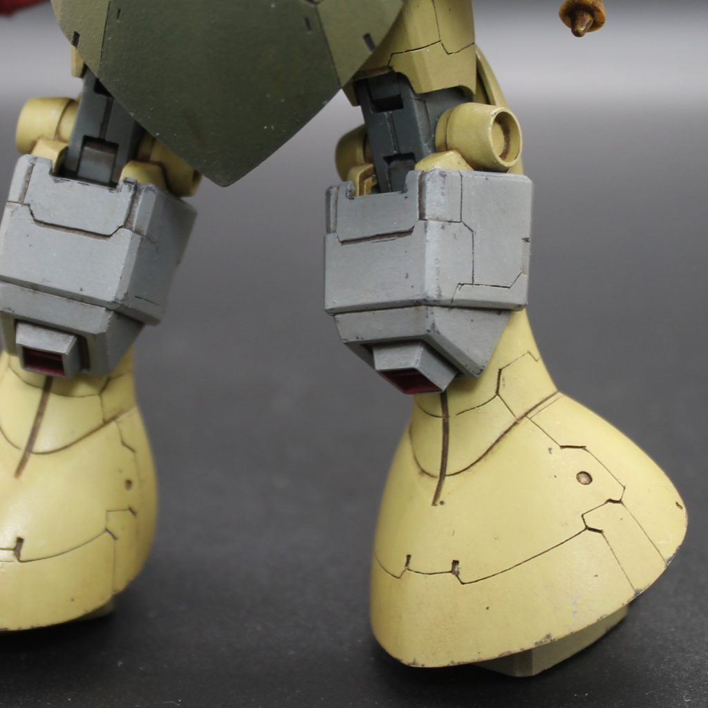 本来肩につけるチョバムアーマーをもも裏に装着。これ、ぐうぜんにも無加工でぴったりフィットしたので、接着も加工もしていません。（膝が曲がらなくなったので、上の部分だけ切り欠きました）