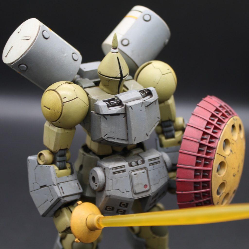 胸と腰には腰用のチョバムアーマーを装着。ランナーで接続軸を作り、着脱できるようにしています。（脱がせると胸と腰に大穴が開いていますがｗ）