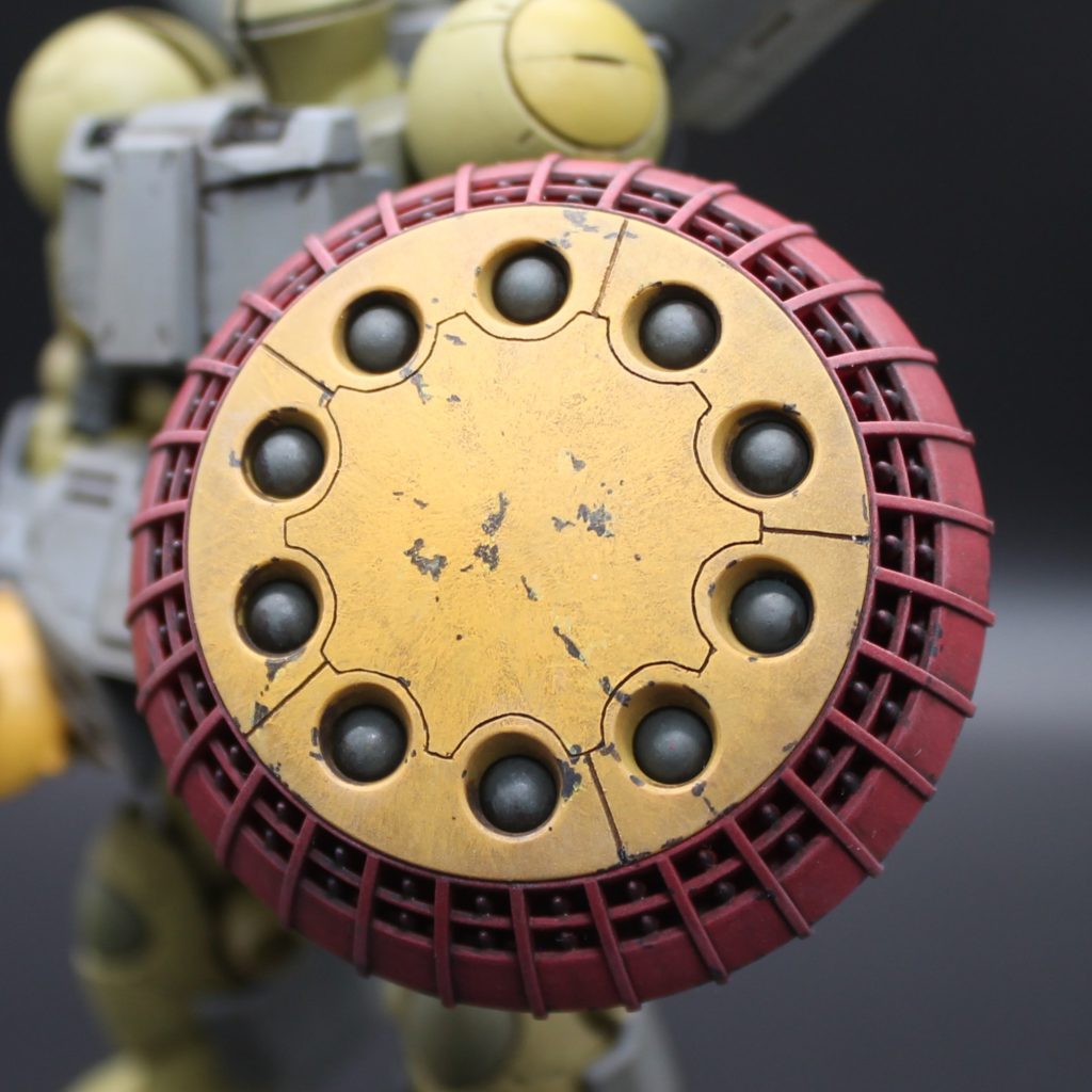 シールドはアクリジョンベースカラー（ベースイエロー）をばさばさっと塗りたくりました。偶然にもいい感じのまだら具合になり、味のある仕上がりになりました。