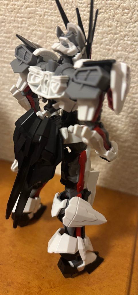 後ろ姿。ガンダムフレームのシリンダーがちょい見え。
