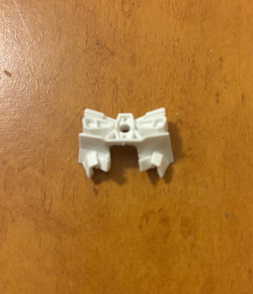 背中装甲の加工。装甲をつける事により可動がほとんどできなくなります。