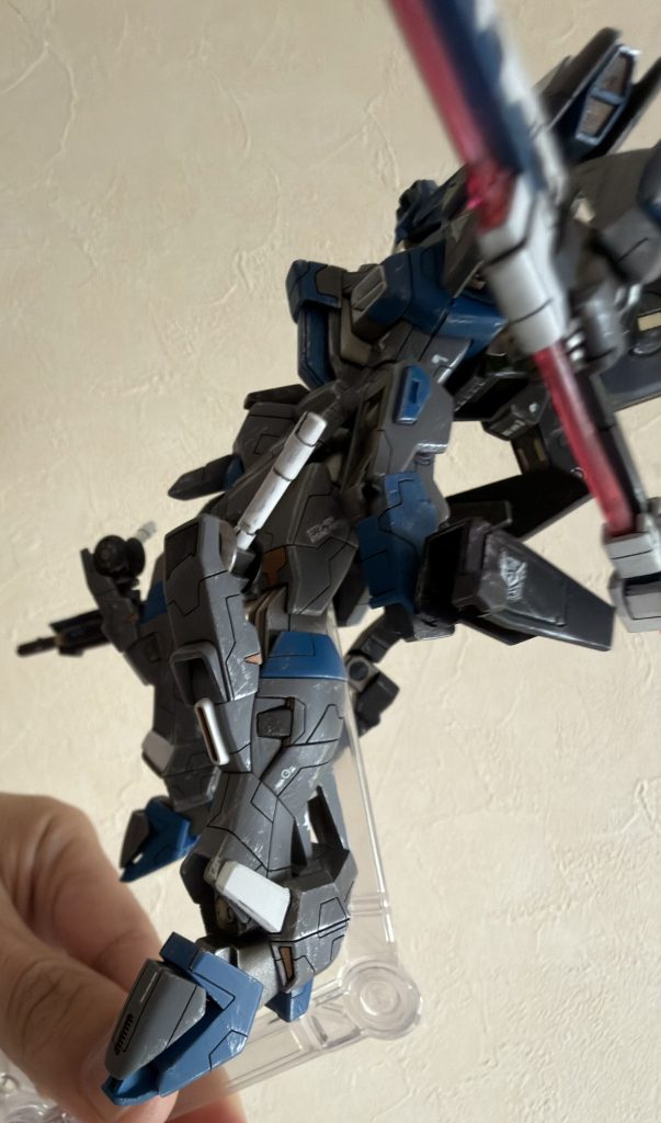 膝ビームサーベル　hgバルバトスの太ももパーツをそのまま使ってます。サーベルはポリキャップに入れてるだけなので、ストフリストライクに持ってもらうことができます。足は全体的、上手く出来たかな