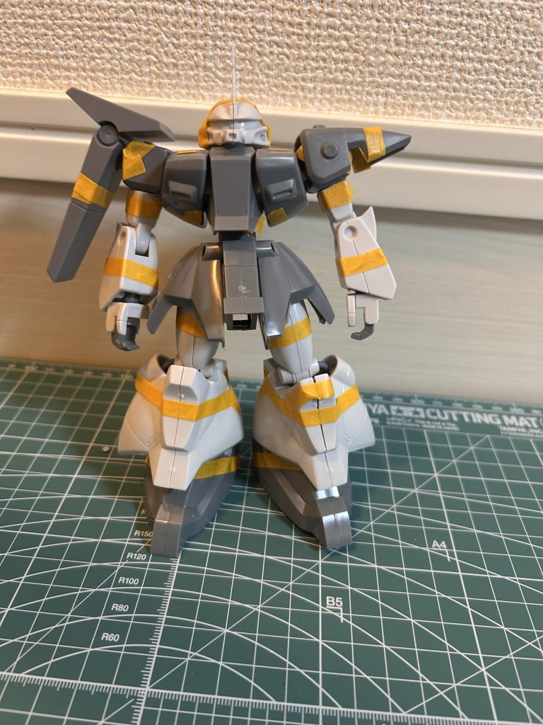 最初に素組した時に子供の頃にコレ作ったなぁって言う思い出が蘇ってきた凄いルックスを見て「胴体が短い」「短足」「手足が細い」というところを改造すればカッコよくなるんじゃないかと思いその3点を軸にいじりました。