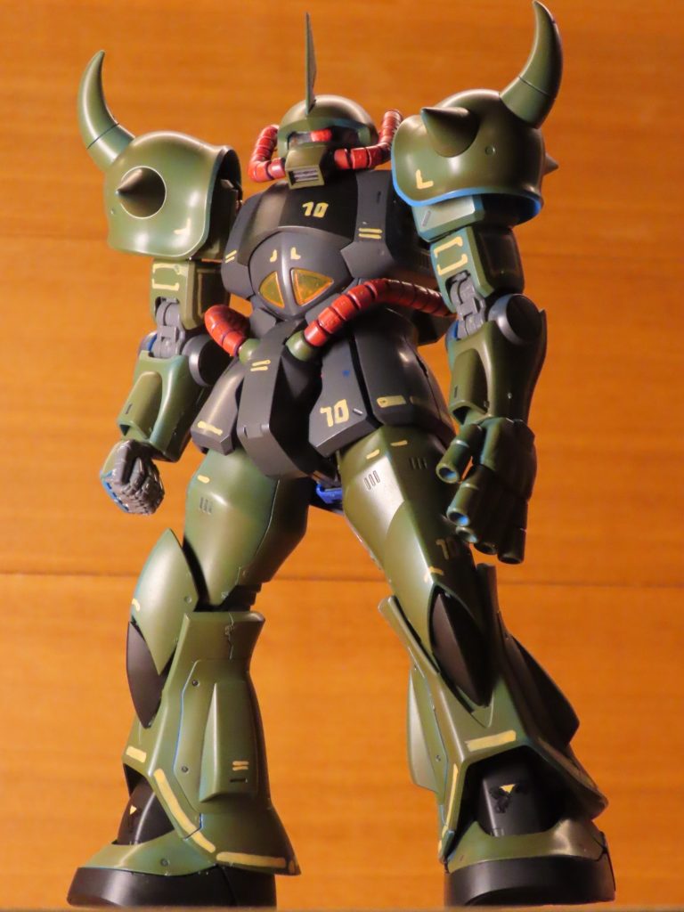 素立ちで。ガンダムマーカーで手書きで塗っていきました。小さな三角はマスキングしました。数字などもやってみましたが、意外とうまいんじゃないですか？(自画自賛)🥳