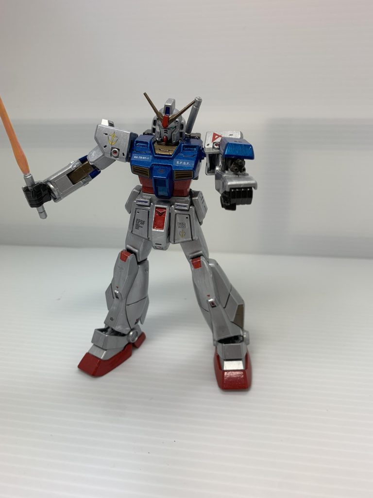 ビームサーベルとガトリング砲を構えました。