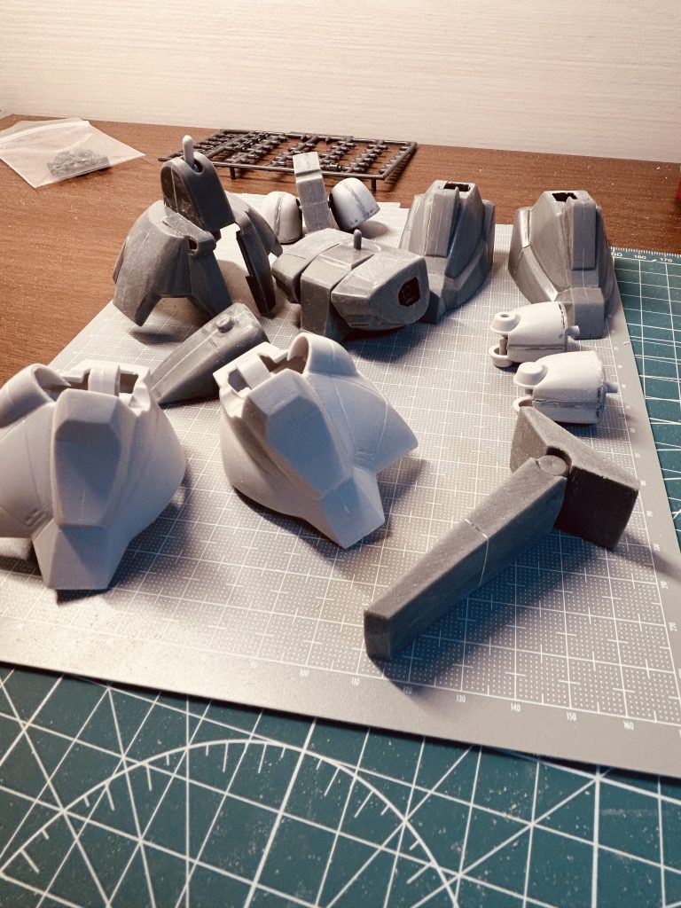 合わせ目がビックリするくらいエグかったので後ハメ加工を各部で施してヤスリまくりました。