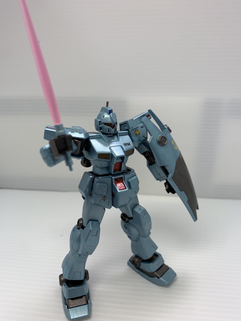 ビームサーベルを構えました。左肩にはアルビオンのエンブレム。