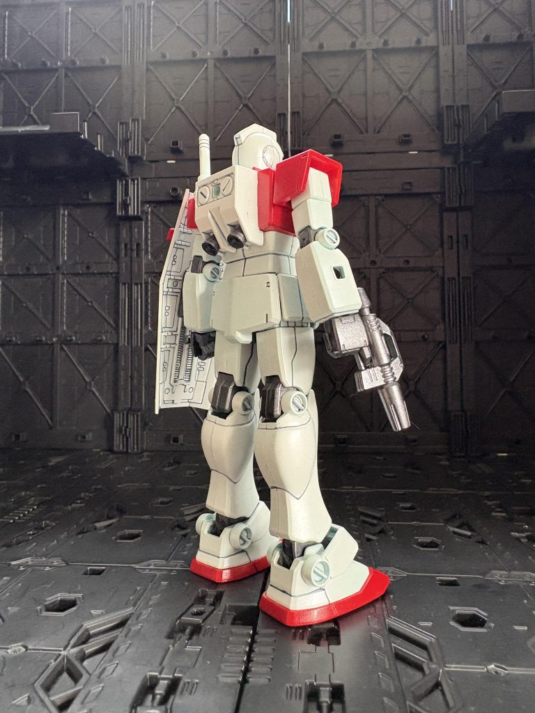 この画像がわかりやすいかと思います。バックパックと本体色ホワイトのトーンの差です。