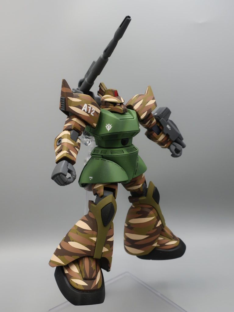 タイミングがずれたのかもしれません。　私は中途半端に空中に浮き　そして横向きに畳に落下しました。　『ズダダンッ』途端に足に激痛が走りました。私　「いっっ痛っっつうっっ・・・・」横向きに落ちた時に　両足が重なり右膝と左膝の内側の骨同志が激突したのです。私　「ったぁぁぁぁぁ・・・」先生　「あぁ？　Nakanukaどうした　おい　何？　・・・えぇ？　膝で膝を打って痛い？　あははは」周りも少し笑いが起きました・・・私はしばらくうずくまりました・・・&nbsp;