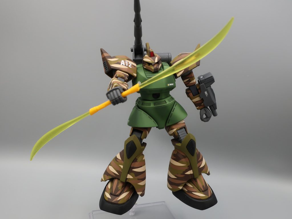 前に出て皆の前で　私と先生は組み合いました。先生「よし　普通にしとけよ」技は払い腰のようなものでした。　先生が私の胴着をつかみ投げに入った瞬間に　私の上半身は　抱き上げようとした時の猫の上半身の様に　みよーーん　と伸びたのです。先生も　〚こいつ・・伸びるぞ！〛と思った事でしょう。私も無意識です。