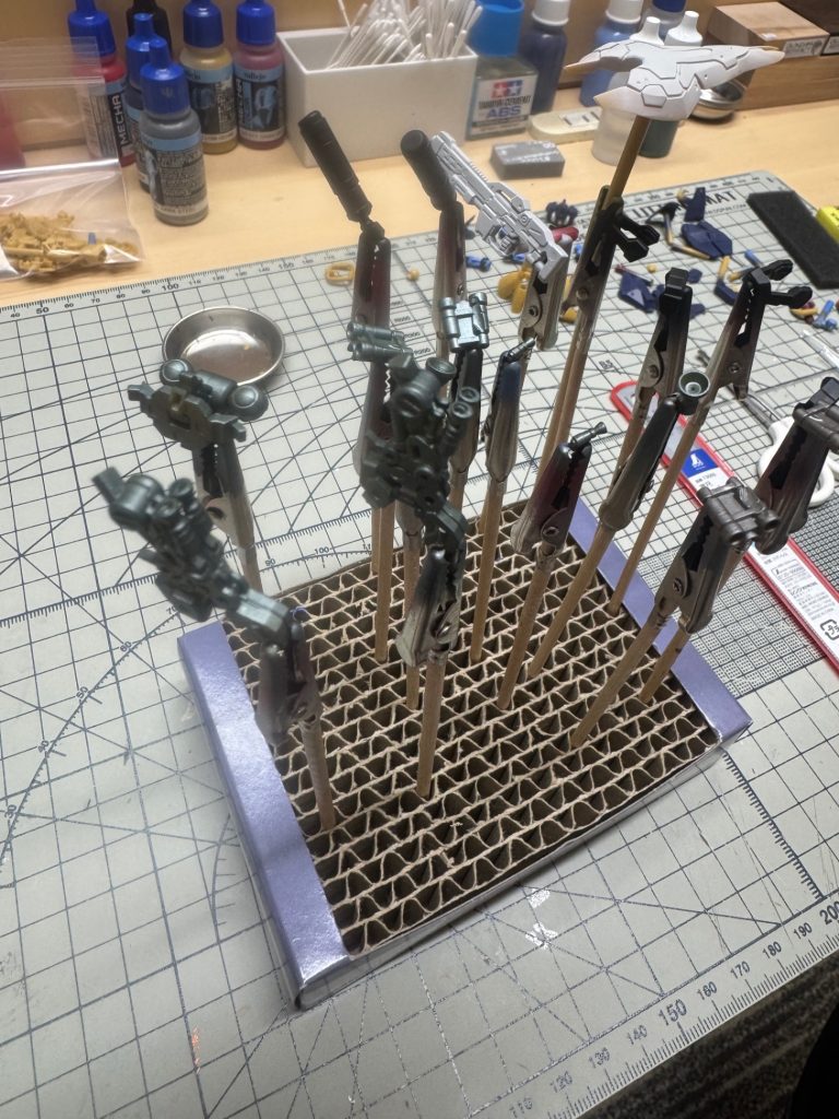 ホロライブ×ガンダムの画像だと関節がダークグリーンぽかったのですが、アーティファクトなのでメタリックでダークグリーン調色しました。