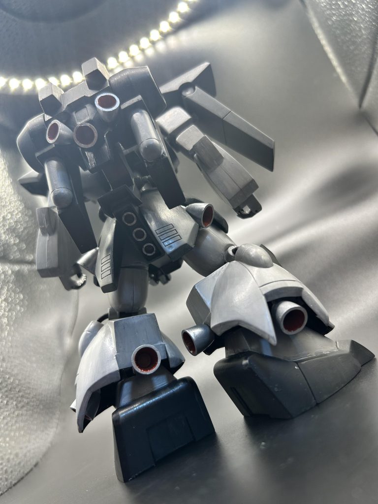 カラーリングがまたグレー系ばかりで胸の赤がなければモノクロみたいに見えるのもオシャレで好きなんです。小学生の頃から40年間に渡り僕の大好きMS TOP10に入ってます。