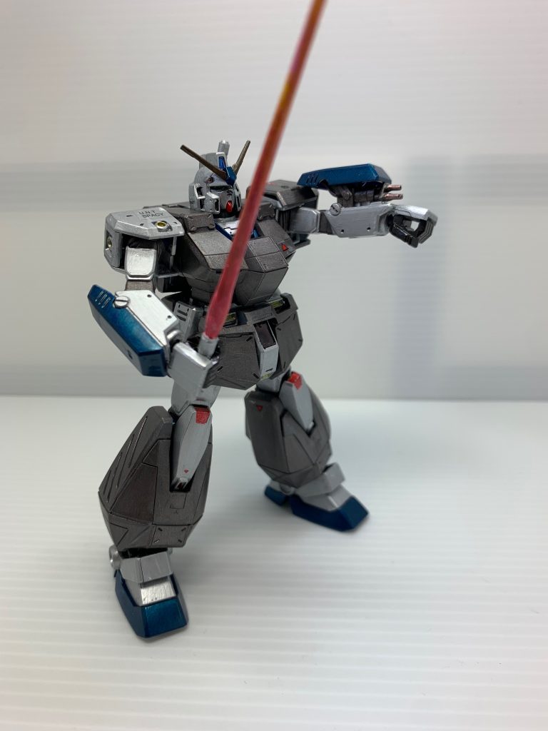 アーマーを一部離脱させ、戦闘態勢。