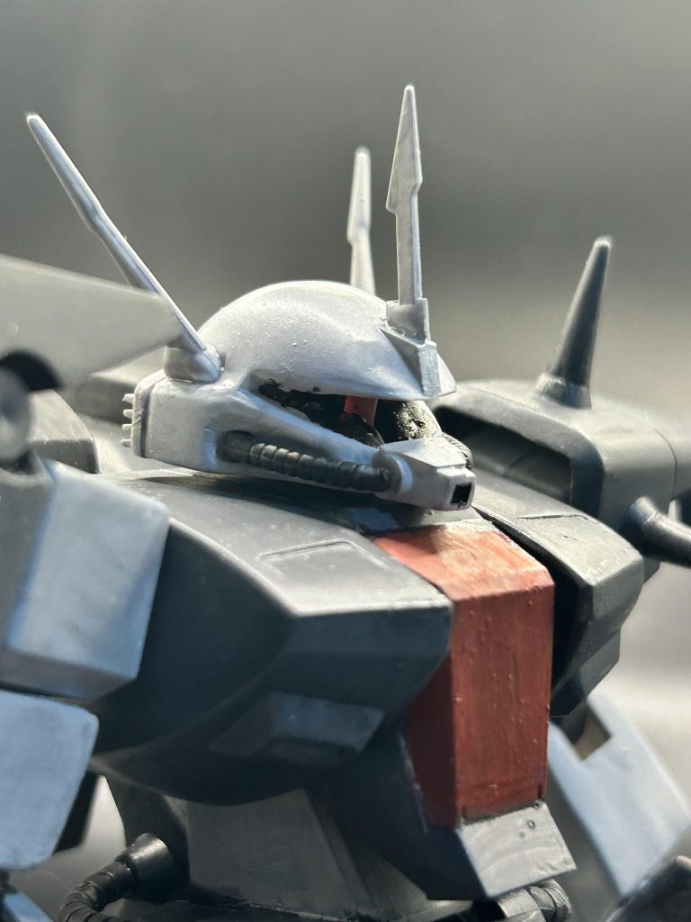 顔も旧キットあるあるの真ん中合わせで合わせ目エグかったので目の部分をくり抜いてクリアパーツのランナーを切って埋めてますが暗くて全然見えません。