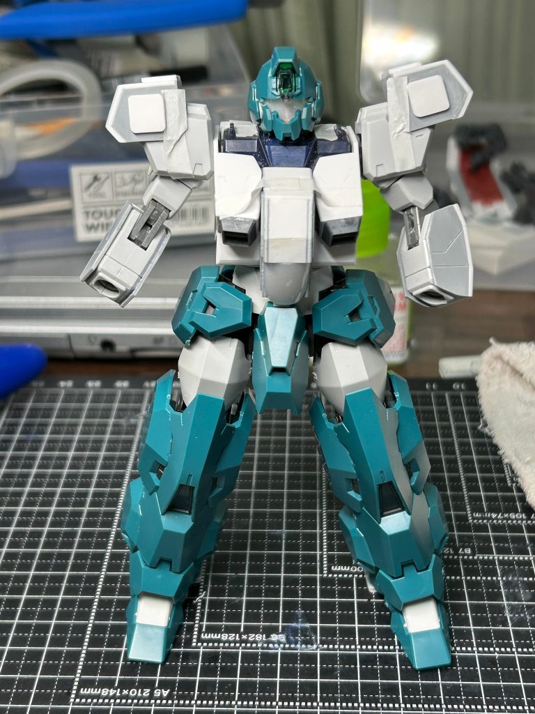 ルブリスウルのマッシブな下半身を未改造でそのまま流用しました。上半身はヘイズル改の上半身を4mm延長の上、華奢な上体をプラ板の切り貼りでボリュームアップ