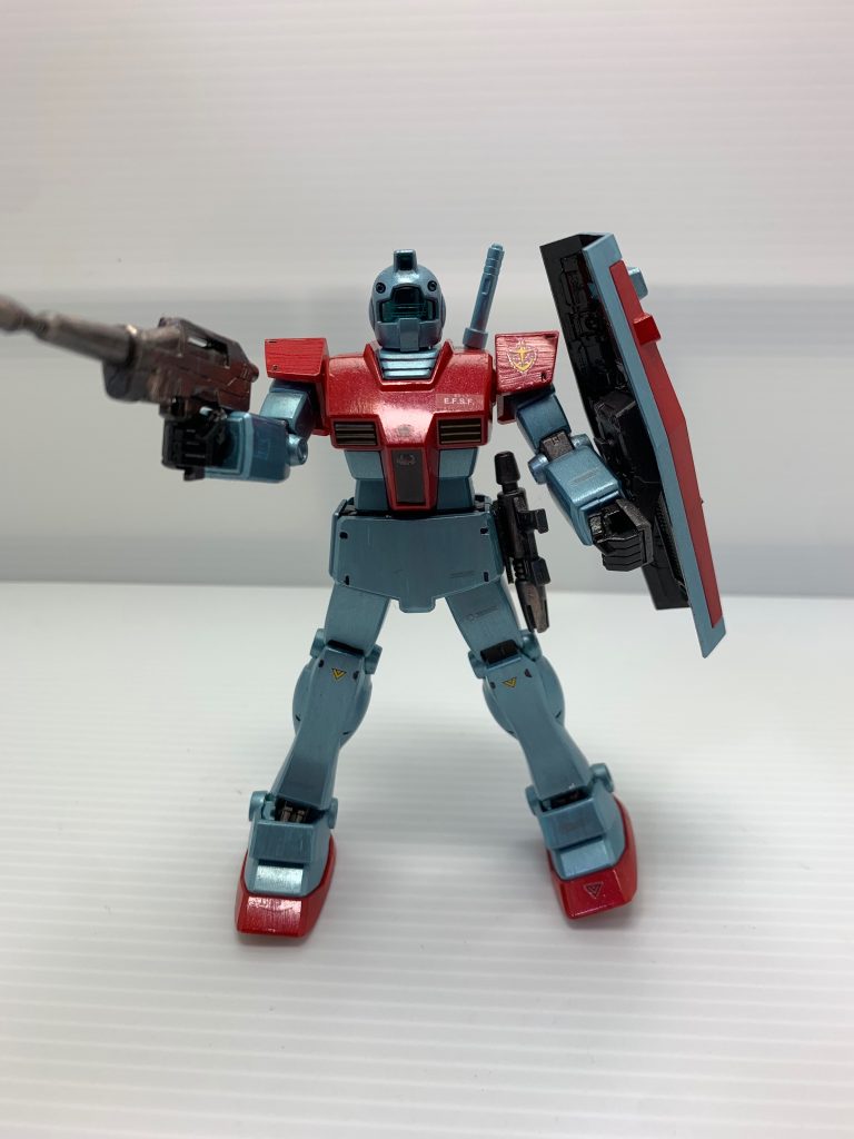 ビームライフルを構え、スプレーガンは腰に装着させました。ライフルはガンダムライフルを流用。