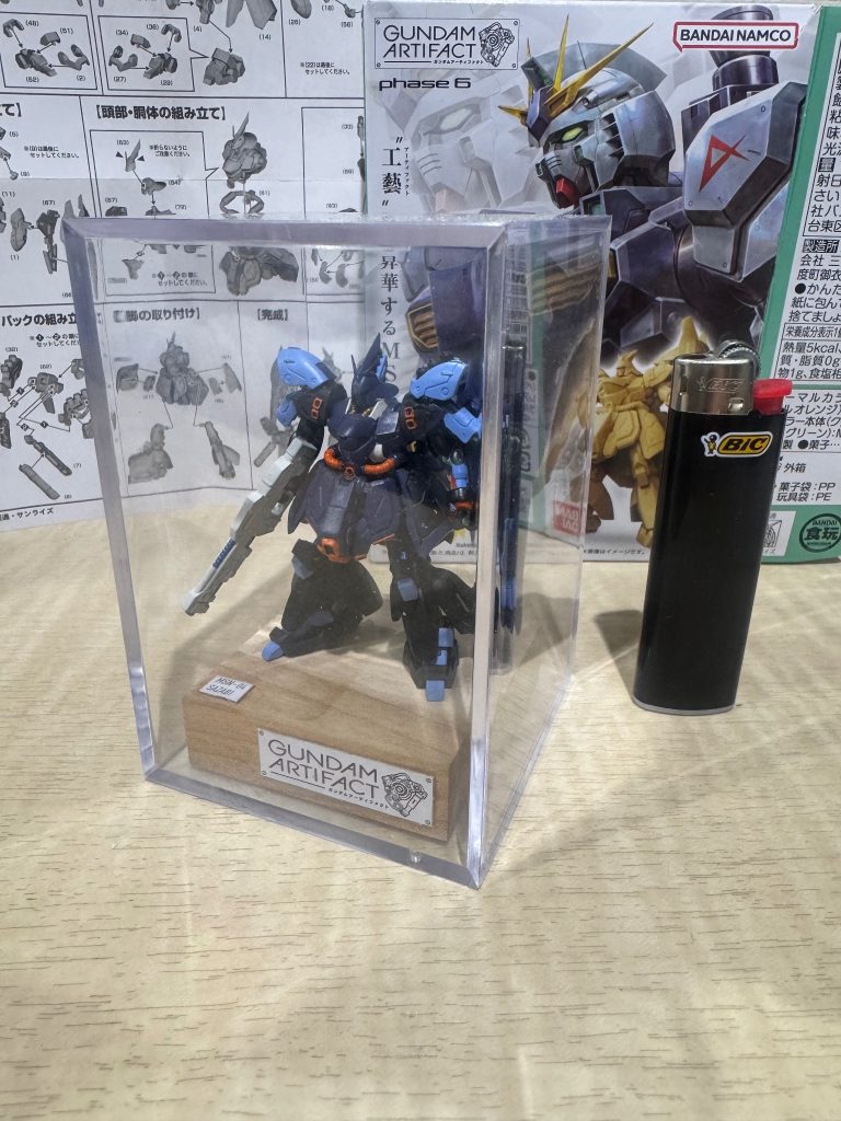 素組み状態のマッシブなポーズから脇を締めてキュッとした完成に出来たと思っています。専用台座にピッタリのケースを見つけたのでホコリも安心になりました。