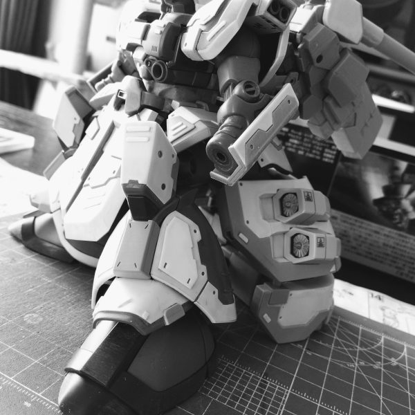 蛇足スクラッチです☺️そろそろ完成か？ってタイミングになると、これもあったほうが良いかな〜とか思ってしまって、ついつい予定になかったものを作ってしまいます😅ま、まぁそれでもこれで工作は終わりで、あとちょこっとディテールアップしたらいよいよ塗装ですね！先に放置してるイフリートと陸戦ザクからですけどねw&nbsp;※最近購入したツールガイアノーツから出ている「マイクロセラブレード」マジスクと同じ工具なんですが、値段がマジスクの約三分の一(zaku-kao10)！？さらに刃の部分を逆にすると曲面部分のカンナがけも可能という便利ツール！デザインナイフと同じグリップなので作業もしやすいですね😆お求めは最寄りの模型店または家電量販店で！（2枚目）