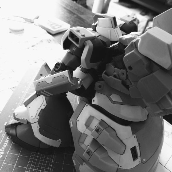 蛇足スクラッチです☺️そろそろ完成か？ってタイミングになると、これもあったほうが良いかな〜とか思ってしまって、ついつい予定になかったものを作ってしまいます😅ま、まぁそれでもこれで工作は終わりで、あとちょこっとディテールアップしたらいよいよ塗装ですね！先に放置してるイフリートと陸戦ザクからですけどねw&nbsp;※最近購入したツールガイアノーツから出ている「マイクロセラブレード」マジスクと同じ工具なんですが、値段がマジスクの約三分の一(zaku-kao10)！？さらに刃の部分を逆にすると曲面部分のカンナがけも可能という便利ツール！デザインナイフと同じグリップなので作業もしやすいですね😆お求めは最寄りの模型店または家電量販店で！（3枚目）