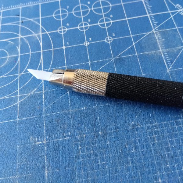 蛇足スクラッチです☺️そろそろ完成か？ってタイミングになると、これもあったほうが良いかな〜とか思ってしまって、ついつい予定になかったものを作ってしまいます😅ま、まぁそれでもこれで工作は終わりで、あとちょこっとディテールアップしたらいよいよ塗装ですね！先に放置してるイフリートと陸戦ザクからですけどねw&nbsp;※最近購入したツールガイアノーツから出ている「マイクロセラブレード」マジスクと同じ工具なんですが、値段がマジスクの約三分の一(zaku-kao10)！？さらに刃の部分を逆にすると曲面部分のカンナがけも可能という便利ツール！デザインナイフと同じグリップなので作業もしやすいですね😆お求めは最寄りの模型店または家電量販店で！（4枚目）