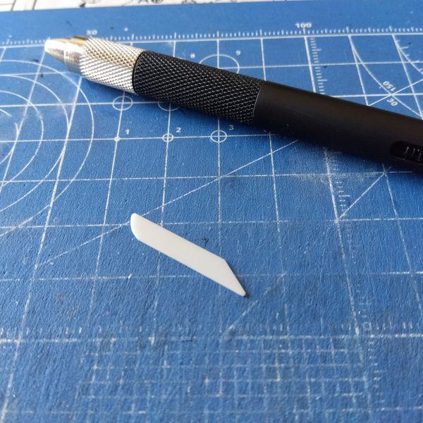 蛇足スクラッチです☺️そろそろ完成か？ってタイミングになると、これもあったほうが良いかな〜とか思ってしまって、ついつい予定になかったものを作ってしまいます😅ま、まぁそれでもこれで工作は終わりで、あとちょこっとディテールアップしたらいよいよ塗装ですね！先に放置してるイフリートと陸戦ザクからですけどねw&nbsp;※最近購入したツールガイアノーツから出ている「マイクロセラブレード」マジスクと同じ工具なんですが、値段がマジスクの約三分の一(zaku-kao10)！？さらに刃の部分を逆にすると曲面部分のカンナがけも可能という便利ツール！デザインナイフと同じグリップなので作業もしやすいですね😆お求めは最寄りの模型店または家電量販店で！（5枚目）