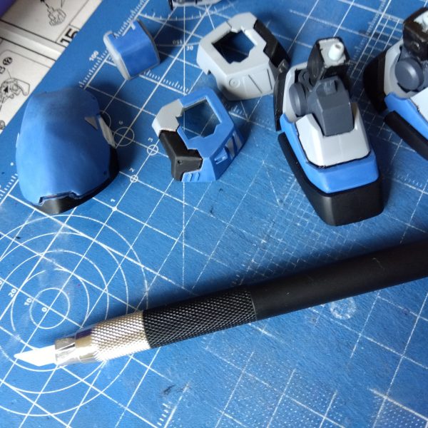 ここのところ忙しくてなかなかガンプラを触る時間が持てませんが、ぼちぼち塗装再開しております☺️まずは１年近く寝かせた陸高ザクから(zaku-kao5)下地のサフとスプレーは吹いてあったのでメインカラーになる青色をいつものアサヒペンカラーパレットで塗り塗り…_φ(･_･買ったことを少し忘れていましたが、このGUNSTAでどなただったかな〜😅教えてもらったMr.HOBBYのスミ入れ筆ペン凄い使えてビックリです！これは間違いなくオススメ(zaku-kao2)あと以前にも紹介したマイクロセラブレードもちょっとはみ出したところをカリカリ…_φ(･_･で、削り落とせるのでこちらも便利ですね☺️天気が良くてニャンコもこんなになってましたがw風が強いので追加のスプレーはおあずけです…（2枚目）