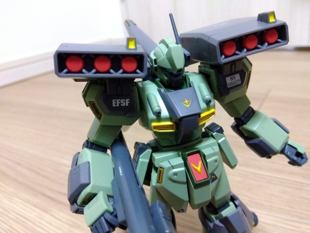 左肩の機体番号に、タミヤ1/48キューベルワーゲンに付属のデカールを使用しました。