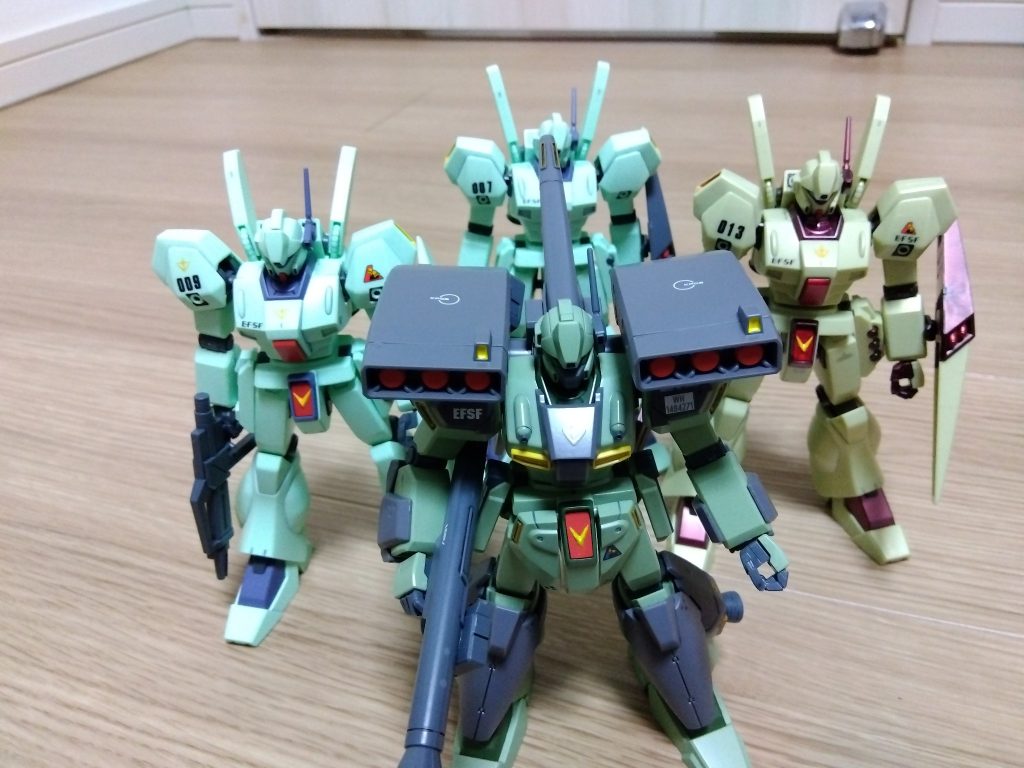 今まで作ったジェガンと共に。左から二体目、一体目、アクシズショックカラー。