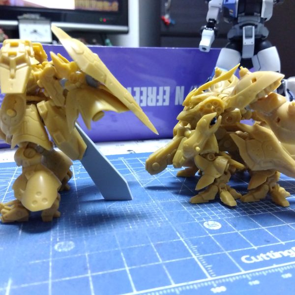 本制作品の塗装を進めておりますが、休みのたびに天気悪かったり風強かったり、今日は黄砂が飛ぶとかなんとかで…持て余した時間が勿体ないので開けてみました(zaku-kao8)購入したギュネイヤクトとサザビー×２を使ってオリジナルミキシング機体を作っていこうかと思います！はい。画像②な感じになりました(zaku-kao5)ちなみに覚えている方いますかね？(笑)昨年再販品を購入して初めて作ったアーティファクトのナイチンゲールも途中ですw大変そうでなかなか塗装に踏み切れません(zaku-kao4)並べてみるとナイチンゲール小っさい🤣（4枚目）