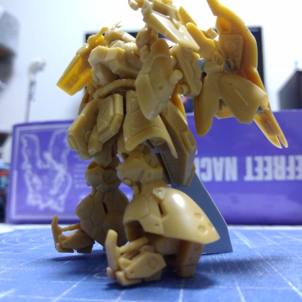 本制作品の塗装を進めておりますが、休みのたびに天気悪かったり風強かったり、今日は黄砂が飛ぶとかなんとかで…持て余した時間が勿体ないので開けてみました(zaku-kao8)購入したギュネイヤクトとサザビー×２を使ってオリジナルミキシング機体を作っていこうかと思います！はい。画像②な感じになりました(zaku-kao5)ちなみに覚えている方いますかね？(笑)昨年再販品を購入して初めて作ったアーティファクトのナイチンゲールも途中ですw大変そうでなかなか塗装に踏み切れません(zaku-kao4)並べてみるとナイチンゲール小っさい🤣（2枚目）