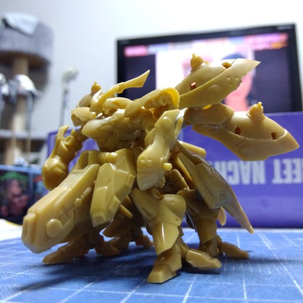本制作品の塗装を進めておりますが、休みのたびに天気悪かったり風強かったり、今日は黄砂が飛ぶとかなんとかで…持て余した時間が勿体ないので開けてみました(zaku-kao8)購入したギュネイヤクトとサザビー×２を使ってオリジナルミキシング機体を作っていこうかと思います！はい。画像②な感じになりました(zaku-kao5)ちなみに覚えている方いますかね？(笑)昨年再販品を購入して初めて作ったアーティファクトのナイチンゲールも途中ですw大変そうでなかなか塗装に踏み切れません(zaku-kao4)並べてみるとナイチンゲール小っさい🤣（3枚目）