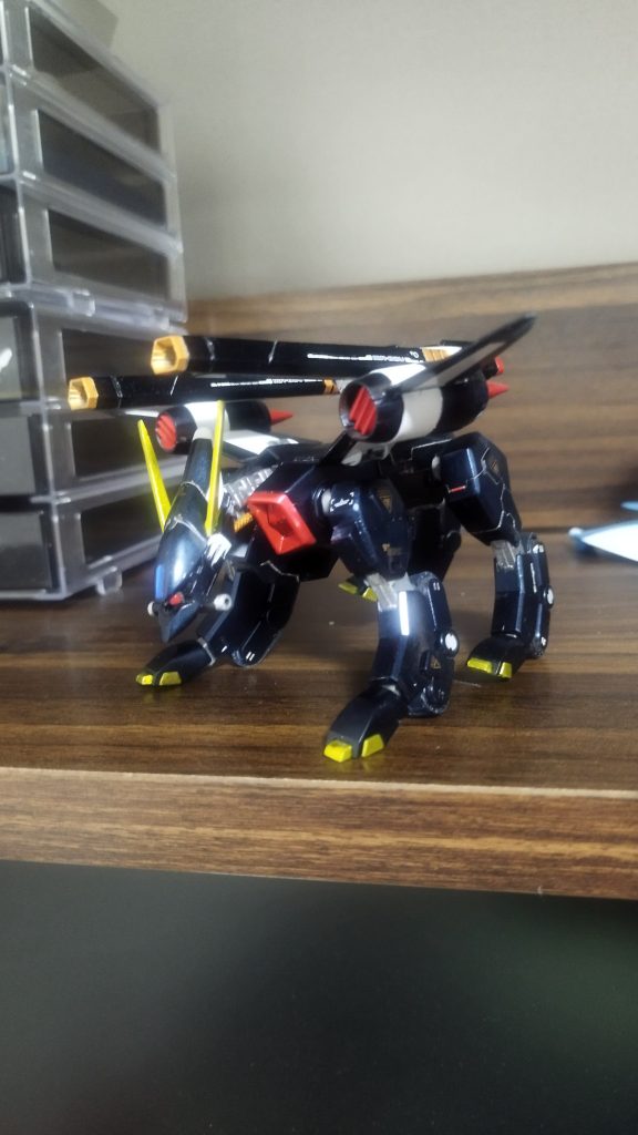 バクゥの塗装は、プリズムブルーブラックの色でキャンディー塗装と目の加工、スジボリを追加しています。ん～～、せっかく良い塗料を買ったのに上手く表現できてないなぁ〜って感じになってしまった(⁠っ⁠˘̩⁠╭⁠╮⁠˘̩⁠)⁠っ　技量不足。